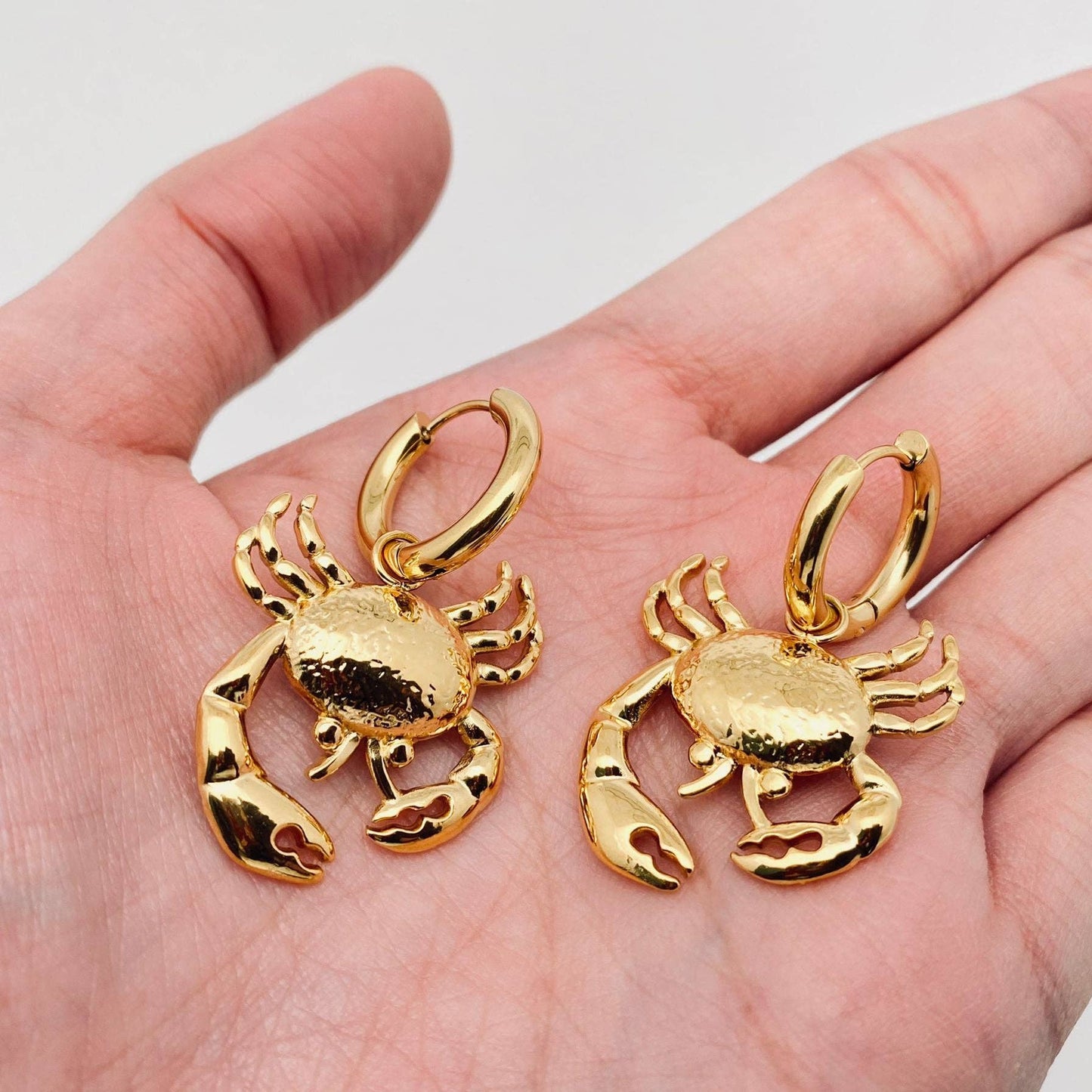 Mio Queena - Crab 18k Gold Plated Stainless Steel Huggie Earrings - FGS
