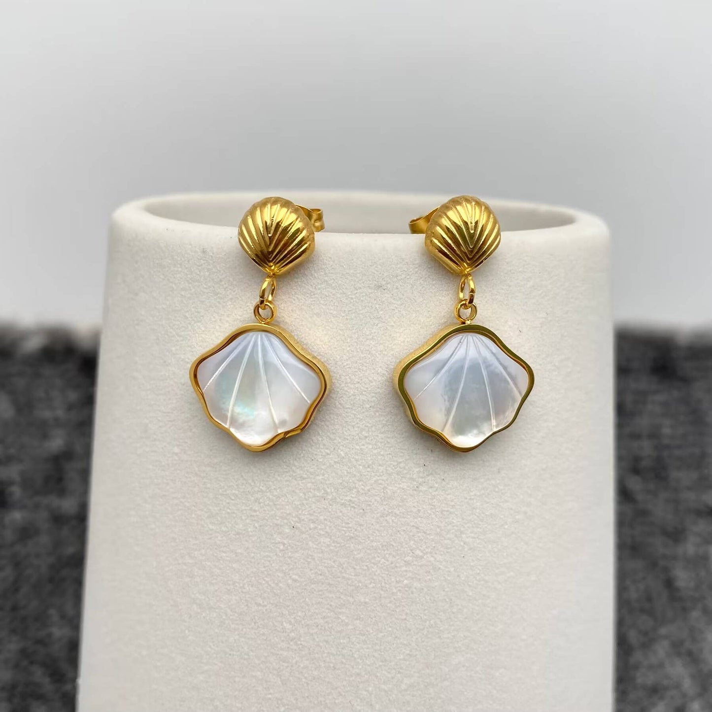 Mio Queena - Inlay Shell Charm 18K golden SS Pectinid Post Earrings - FGS