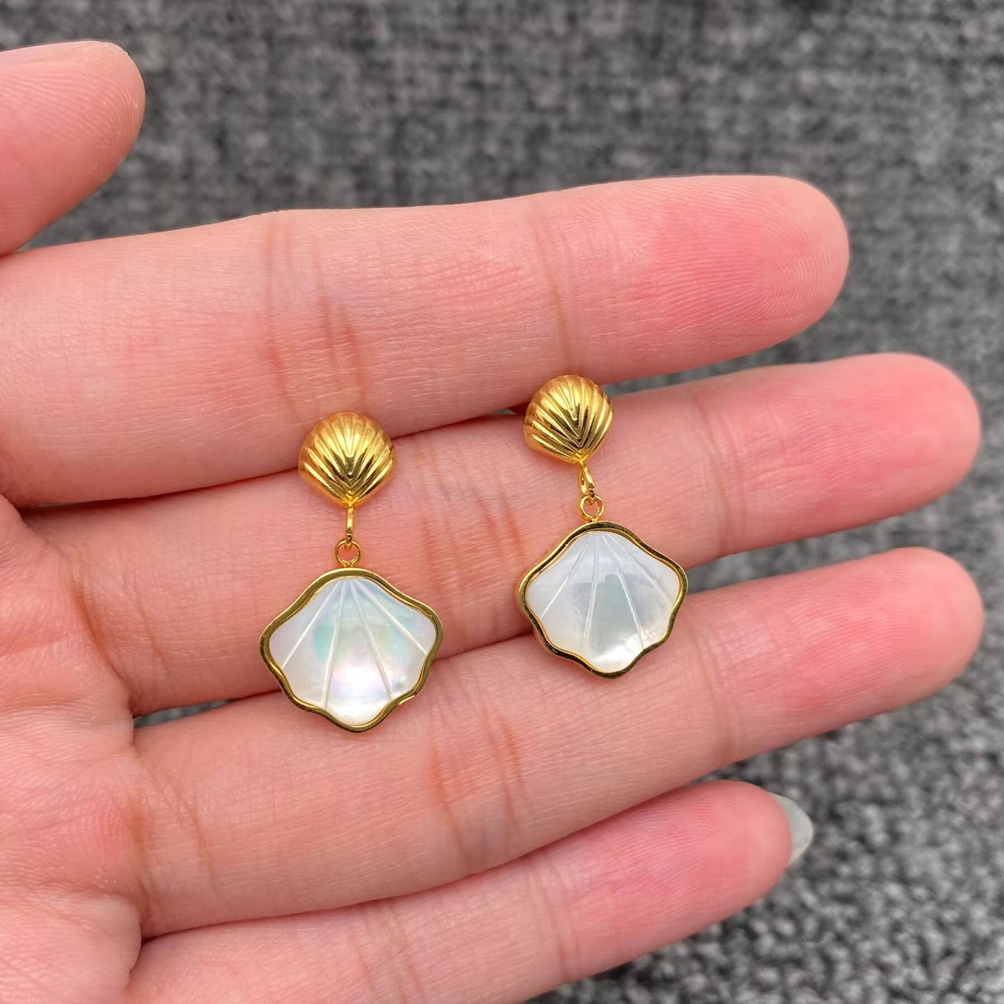 Mio Queena - Inlay Shell Charm 18K golden SS Pectinid Post Earrings - FGS
